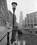 857557 Afbeelding van een straatlantaarn op de Stadhuisbrug te Utrecht.